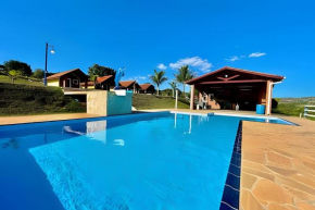 Chácara com 4 Chalés, grande piscina e muito verde